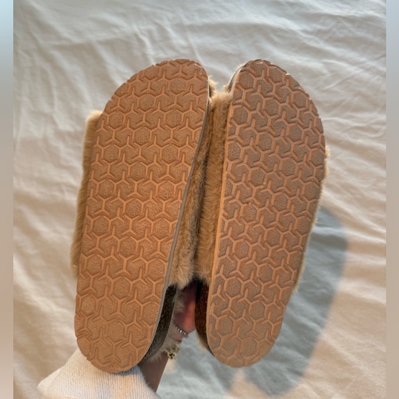 Fuzzy slippers - Picture 2 of 2